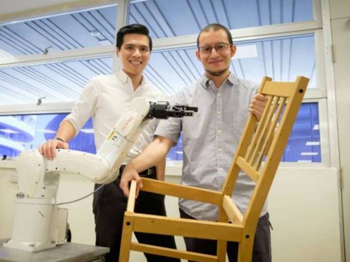 A Singapour, un robot assemble des chaises Ikea