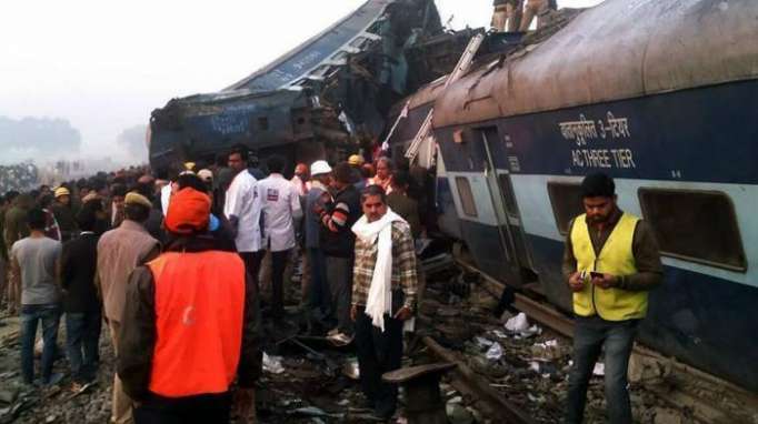 مصرع 14 شخصا في تصادم قطار وحافلة مدرسية بالهند
