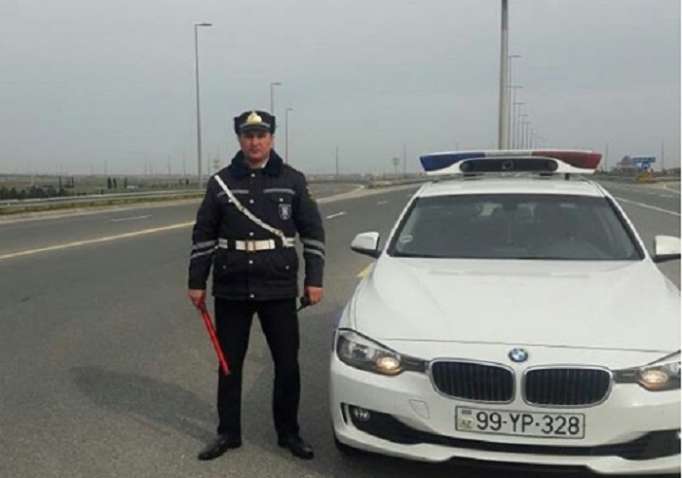 Bakıda yol polisi 23 yaşlı qızın həyatını xilas etdi - FOTO