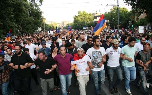 Ermənistanda hakim koalisiya dağılıb