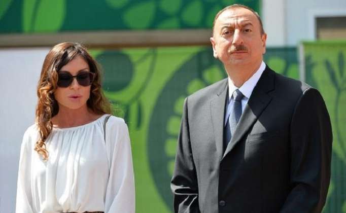 Ilham Aliyev y su esposa están en la exposición
