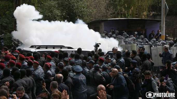 İrəvanda qarşıdurma: Yaralılar və həbs edilənlər var  (CANLI YAYIM)