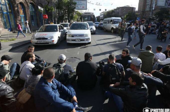  العشرات من المتظاهرين يحاصرون الكلية في يريفان-فيديو