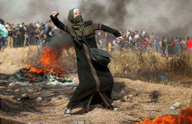 Thousands of Palestinians protest at Gaza-Israel border, one dead
 