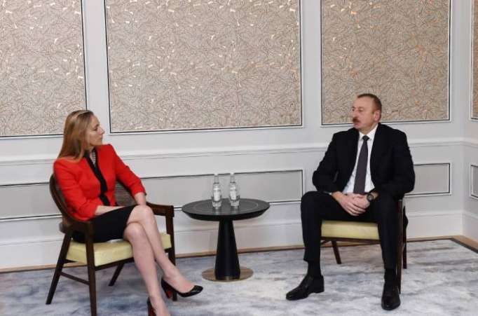 Ilham Aliyev se reúne con Rona Fairhead