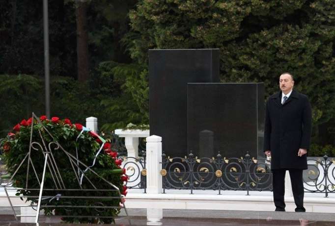 Presidente y su familia visitan la tumba del gran líder nacional