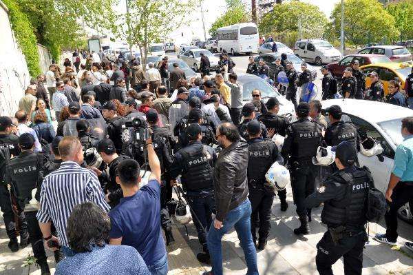Ankara police disperses demonstrators who asked to halt emergency state