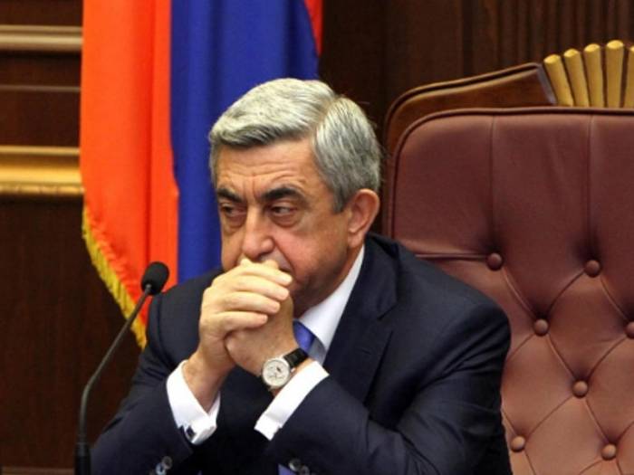 Sarkisyan müşavir və köməkçilərini işdən çıxardı 