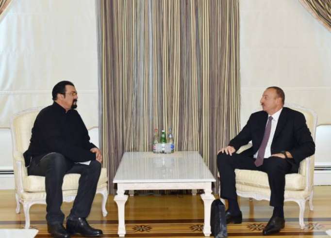 Steven Seagal felicita a Ilham Aliyev