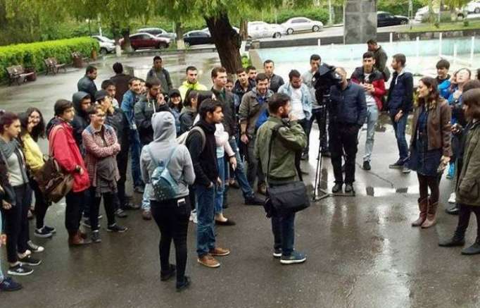 Un grupo de los estudiantes protestaron contra Serzh Sargsyán