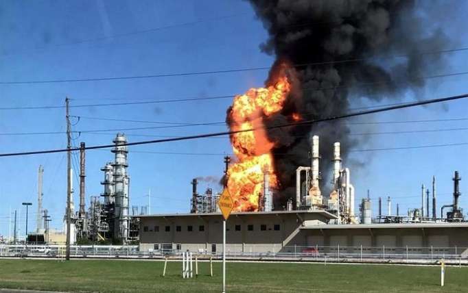Arde refinería en Texas City tras explosión
