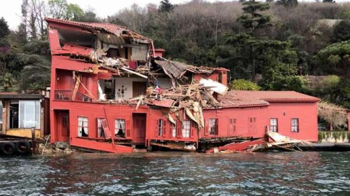 Turquie: Un cargo éventre une villa historique à Istanbul - VIDEO