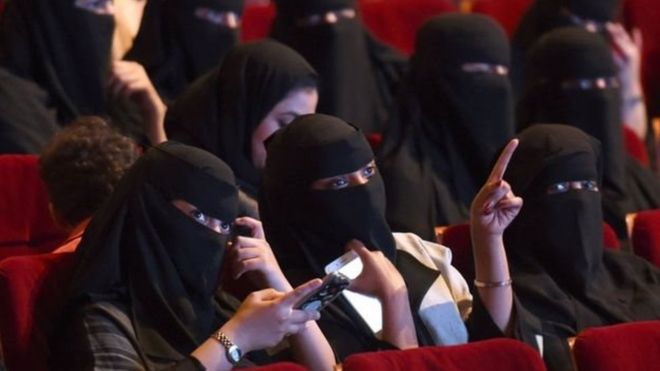 السعودية تفتتح أول دار عرض سينمائي منذ 40 عاما
