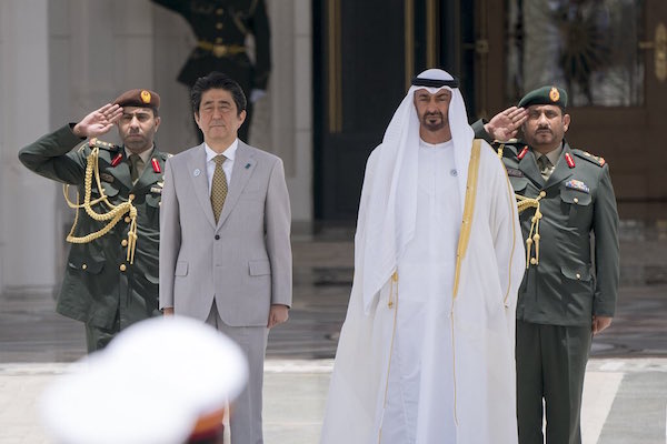 محمد بن زايد يستقبل رئيس وزراء اليابان