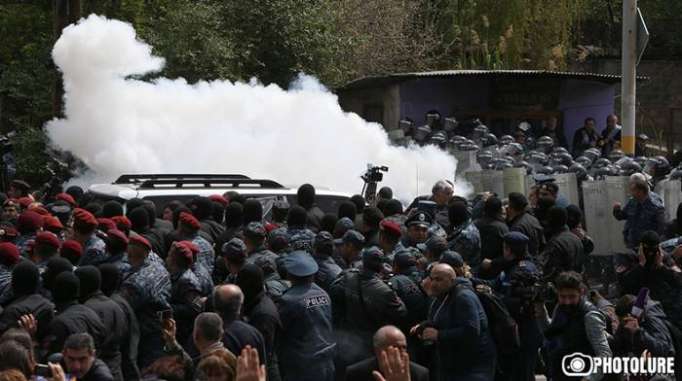 النزاع في يريفان: الشرطة تطبقوا القوة ضد المتظاهرين (النشر المباشر)
