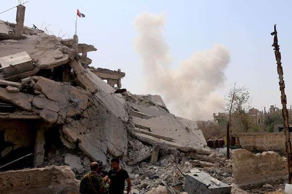 الجيش السوري يبدأ قصف جيب تسيطر عليه المعارضة قرب حمص