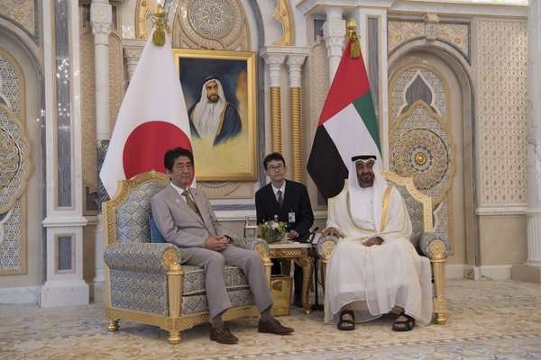 محمد بن زايد ورئيس وزراء اليابان يبحثان علاقات البلدين ومستجدات المنطقة