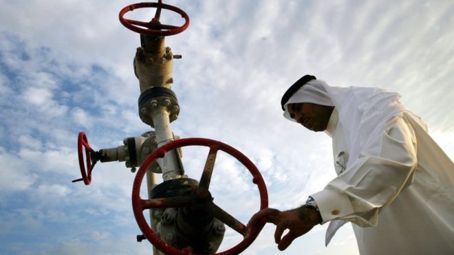 البحرين تكتشف حقل نفط بحري "يحتوي على 80 مليار برميل"