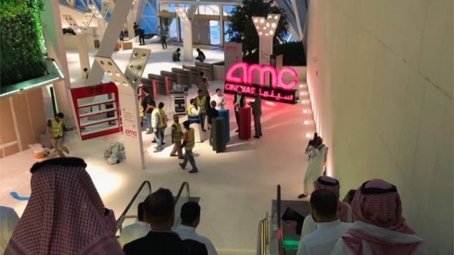 افتتاح أول دار عرض في السعودية منذ أكثر من 35 عاما بفيلم "النمر الأسود"