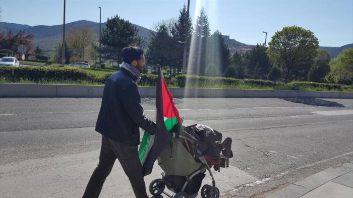 ناشط سويدي يصل أنقرة في إطار رحلته مشيًا إلى فلسطين