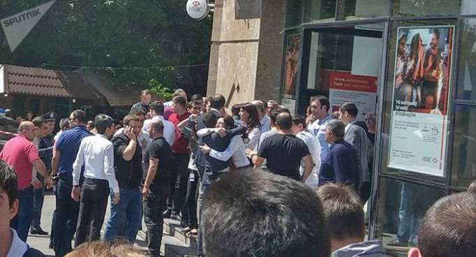 Des inconnus ouvrent le feu dans une banque en Arménie, un mort et deux blessés