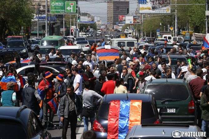 Demonstranten blockieren viele Straßen, einschließlich der Straße zum internationalen Flughafen in Eriwan