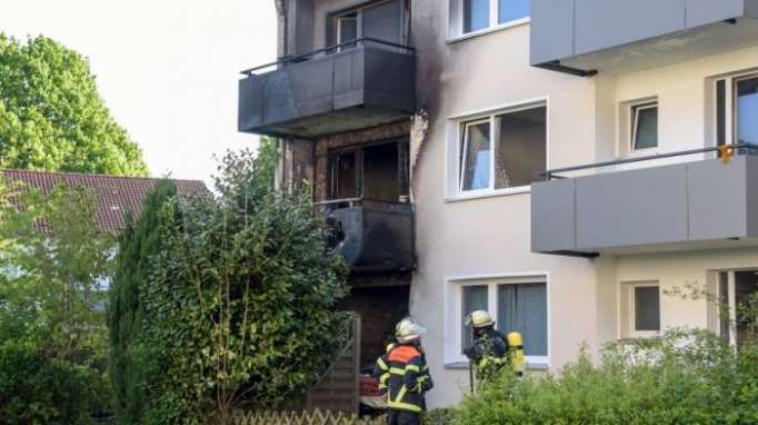 Ein Toter und 13 Verletzte bei Brand in Wohnhaus