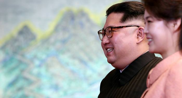 Un verdadero caballero: Kim Jong-un empuja a un fotógrafo para que pase su esposa (vídeo)
