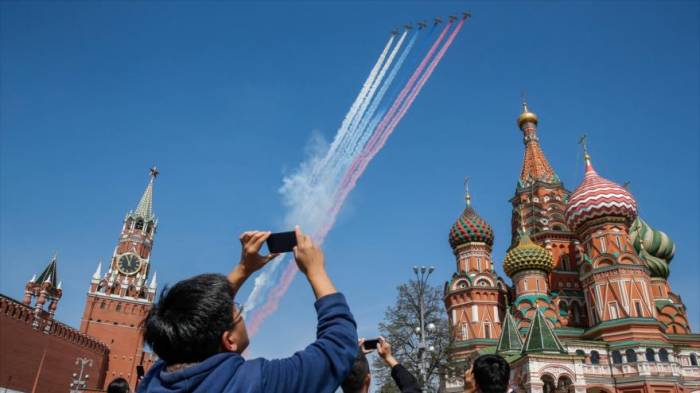 Aviones de combate rusos ensayan en vísperas del Día de Victoria