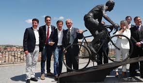 Centenares de personas homenajean a un "feliz" Federico Bahamontes en Toledo