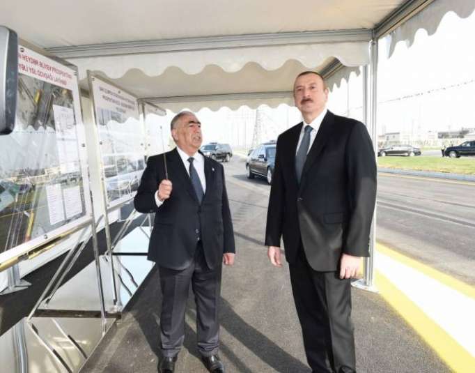 Ilham Aliyev nimmt an Eröffnung des um das Baku Olympiastadion herum aufgebauten Übergangs und Straßen- und Verkehrsinfrastruktur teil