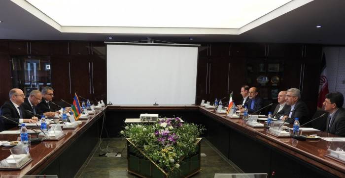 Iran und Aserbaidschan erörtern Aussichten für Zusammenarbeit im Energiebereich