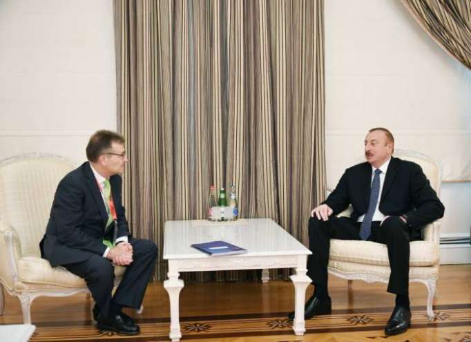 Ilham Aliyev recibe al presidente de la Asociación-Actualizado