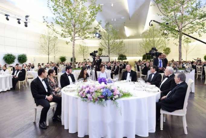Ilham Aliyev participe à une cérémonie solennelle consacrée au anniversaire de la naissance d’Heydar Aliyev