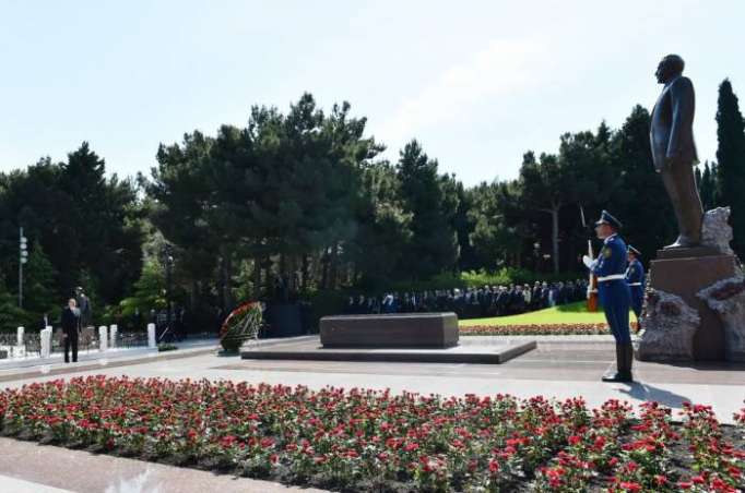 Präsident Ilham Aliyev besucht Grabmal von Nationalleader Heydar Aliyev