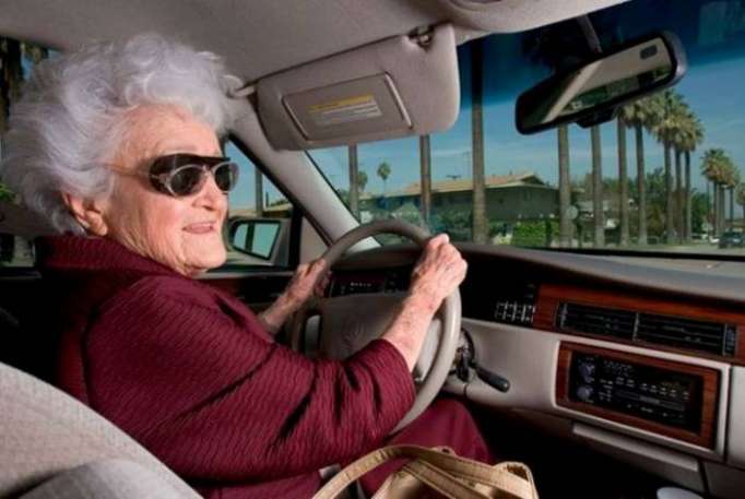 France: A 86 ans, elle roule à 160 km/h au volant de sa Twingo