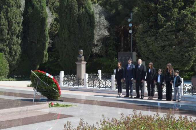 Le président a visité la tombe de Heydar Aliyev
