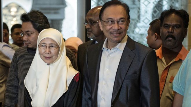 Anwar Ibrahim: Jailed Malaysian politician will get royal pardon says Mahathir