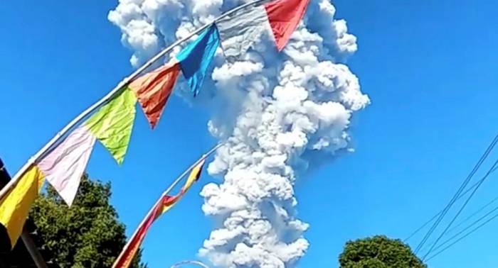 Inician evacuación en la isla de Java por erupción del Monte Merapi