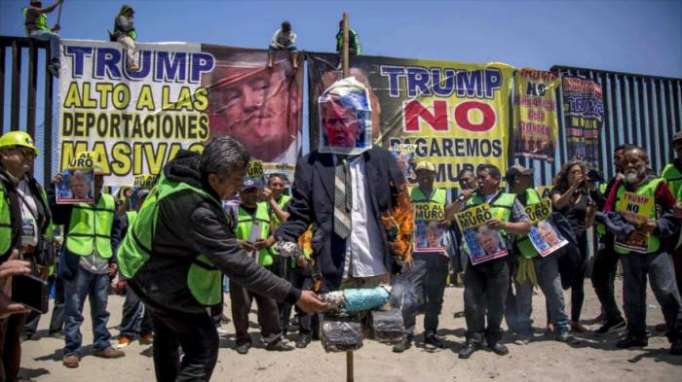 Activistas protestan contra Trump en frontera México-EEUU