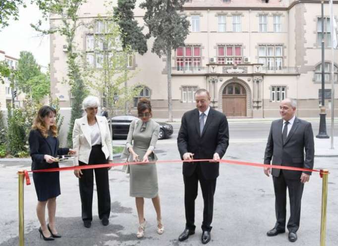Präsident Aliyev weiht Dinamo Hotel in Baku ein