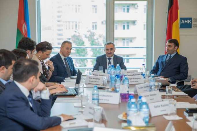 Der stellvertretende Minister für Verkehr, Kommunikation und Hochtechnologie nimmt am ICT-Arbeitsgruppentreffen der AHK Aserbaidschan teil