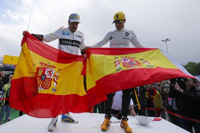 Fernando Alonso y Carlos Sainz presumen de la bandera de España en Montmeló