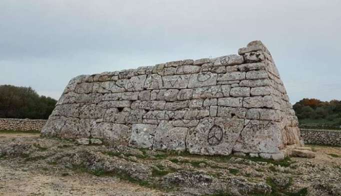 Comienza la restauración de la Naveta dels Tudons después de las pintadas