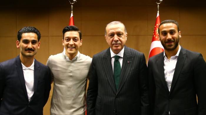 Özil und Gündogan posieren mit Erdogan