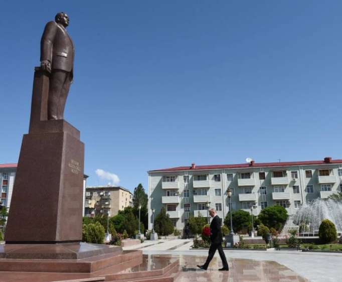 Ilham Aliyev se recueille devant le monument d’Heydar Aliyev à Nakhtchivan