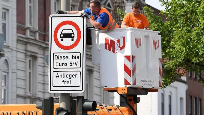 Hamburg baut Diesel-Verbotsschilder auf