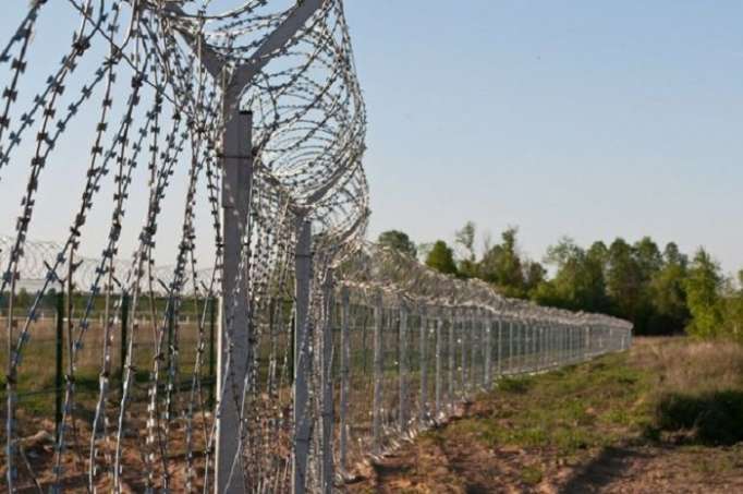 Un ciudadano armenio intenta cruzar la frontera entre Azerbaiyán y Armenia