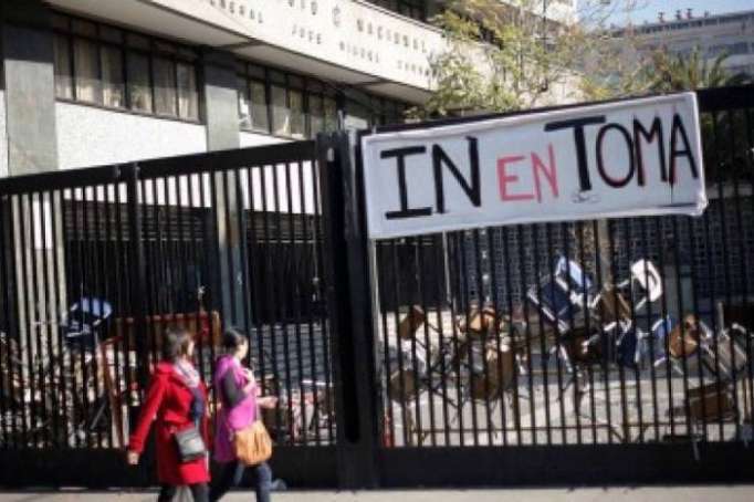 Estudiantes toman un instituto en Chile en apoyo al movimiento feminista