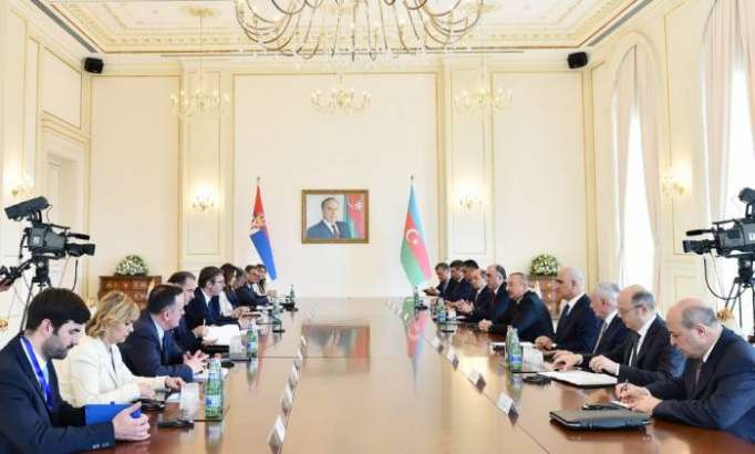 Les présidents azerbaïdjanais et serbe font une déclaration à la presse